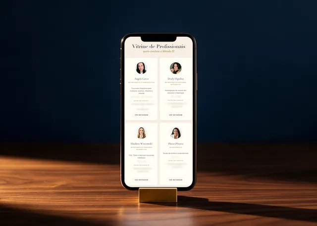 A Vitrine de Profissionais do portal da Renata aberta num celular: quatro cards com foto, nome e área de atuação; os contatos aparecem desfocados.